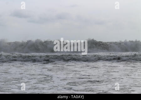 Grobe Monsun Wellen an Juara Beach auf Tioman Insel, Malaysia Stockfoto