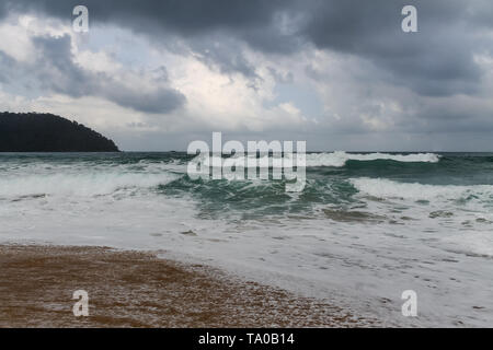 Grobe Monsun Wellen an Juara Beach auf Tioman Insel, Malaysia Stockfoto