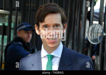 London, Großbritannien. 21. Mai 2019. Rory Stewart, Minister für Internationale Entwicklung erscheint mit einem breiten Lächeln nach der heutigen Kabinettssitzung. Quelle: Uwe Deffner/Alamy leben Nachrichten Stockfoto