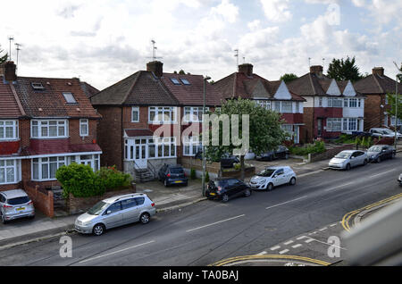 London, Großbritannien, Juni 2018. Die typischen Londoner Häuser aus rotem Backstein und weißen Oberflächen, kleinen Innenhof. London Vorstädte, colindale. Vie Stockfoto