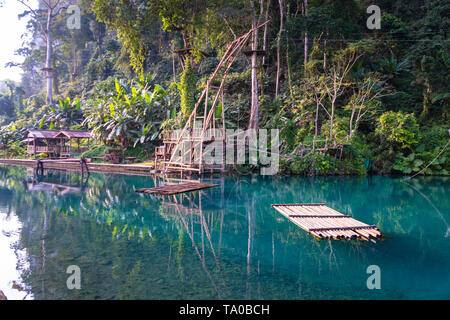 Berühmten blauen Lagune in der heißen Tag, Vangvieng. Laos, klare klares Wasser in der Lagune. Stockfoto