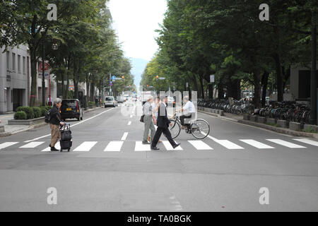 SAPPORO - 5. September: Pendler eilig am 5. Mai 2014 in Sapporo, Hokkaido. Überqueren von Straßen Stockfoto