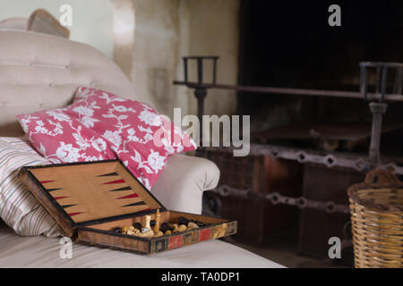 Stillleben Interieur mit alten Kamin und antiken backgammon spiel Stockfoto