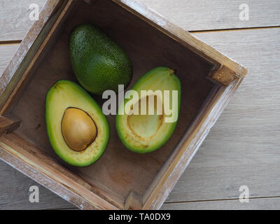 Frische Avocado in der Schublade, Platz für Text, Diäten, sauber essen, vegetarisch, vegan, Fitness, gesunder Lebensstil Konzept Stockfoto