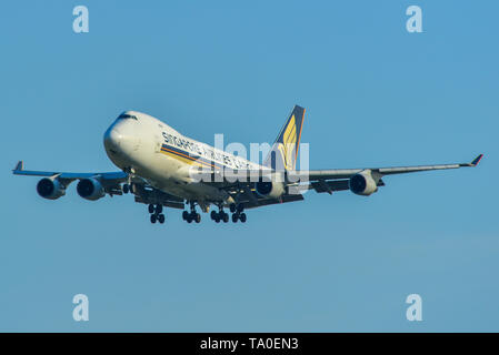 Singapur - Mar 27, 2019. 9 V-SFO Singapore Airlines Cargo Boeing 747-400F Landung am Flughafen Changi (SIN). Stockfoto