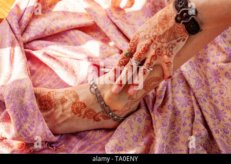 Weibliche Hand und Bein dekoriert mit traditionellen indischen Henna Stockfoto