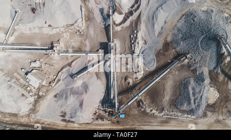 Luftaufnahme der Granit - Kiesgrube. Ausrüstungen für die Verarbeitung und Zerkleinern von Steinen Stockfoto