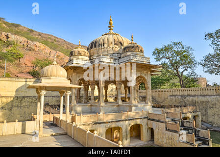 Man hauptsächlich beige Kenotaph im Schatten von Bäumen an der Königlichen Gaitor, Jaipur, Rajasthan, Indien Stockfoto