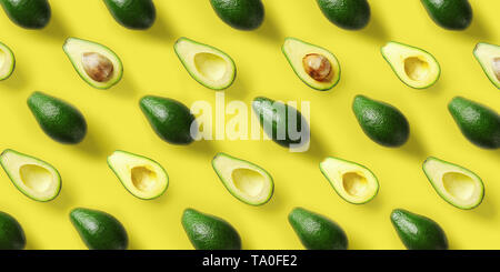 Avocado Muster auf gelben Hintergrund. Pop Art Design, kreative Sommer essen Konzept. Grüne Avocados, minimale flach Stil. Ansicht von oben Stockfoto