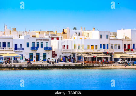 Mykonos, Griechenland - 23. April 2019: berühmte Insel weisse Häuser, Promenade, Strand, Blick vom Meer auf den Kykladen Stockfoto