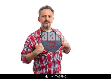 Ernster Mann enthüllt Buchstaben auf grauem T-Shirt durch Öffnen Red Plaid Shirt als Superheld Konzept auf weißem Hintergrund Stockfoto