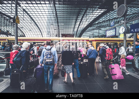 Berlin, Deutschland - Mai, 2019: die Gruppe der älteren Menschen mit Gepäck am Bahnhof Plattform in der S-Bahn in Berlin Hauptnbahnhof Stockfoto