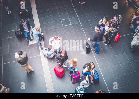 Berlin, Deutschland - Mai, 2019: die Gruppe der älteren Menschen mit Gepäck am Bahnhof Plattform in der S-Bahn in Berlin Hauptnbahnhof Stockfoto