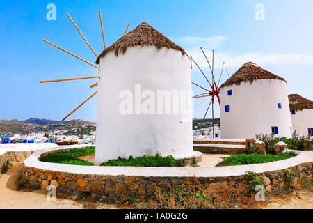 Griechische Ikone Windmühlen und Klein-venedig Panorama in Mykonos, Griechenland, Insel der Kykladen Stockfoto