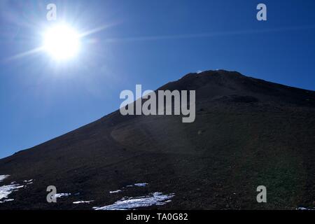 Die Sonne scheint, über den Berg Stockfoto