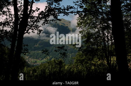 Französische Landschaft im Berggebiet mit dramatischen Himmel Stockfoto