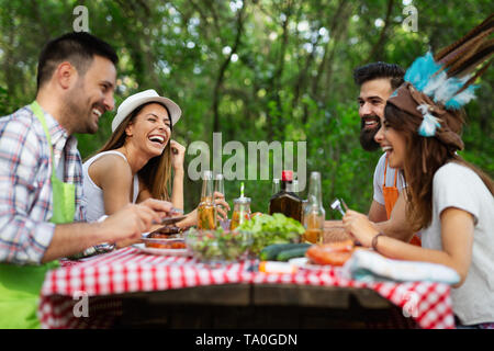 Freunde in einem Grillfest in der Natur mit Spaß Stockfoto
