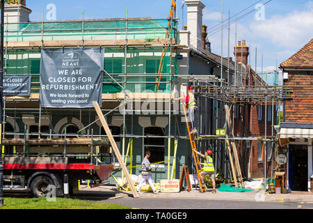 Shepherd Neame Pub für Renovierungsarbeiten geschlossen, im Gerüst mit den Arbeitnehmern eine Leiter klettern, Tenterden, Kent, Großbritannien Stockfoto