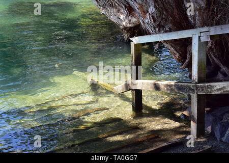 Kleine konkrete Boot Rampe für Schlauchboote mit Holz Geländer teilweise eingetaucht bei Flut. Stockfoto