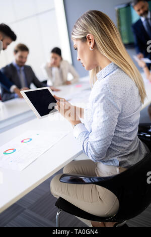 Erfolgreiches Team Leader und Geschäftsinhaber führenden informellen In-house business meeting Stockfoto