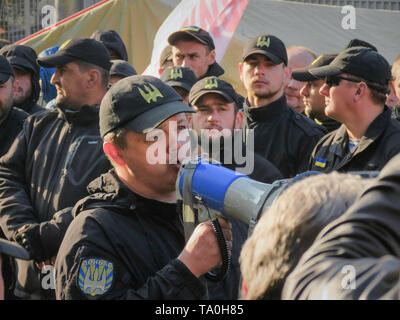 10.18.2017. Die Demonstranten, die Polizei Zusammentreffen an Zeltlager außerhalb des Parlaments in Kiew Kiew, eine Demonstration auf dem Maidan. Stockfoto