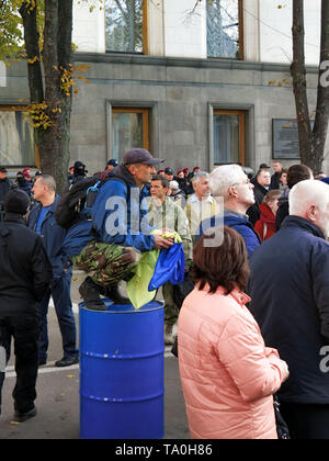 10.18.2017. Die Demonstranten, die Polizei Zusammentreffen an Zeltlager außerhalb des Parlaments in Kiew Kiew, eine Demonstration auf dem Maidan. Stockfoto