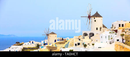 Die Insel Santorini, Griechenland, das Dorf Oia Mühle close-up und weißen Häusern, vertikale Banner Stockfoto