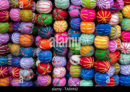 Singapur, Chinatown. Detail der typischen textile Runde wolle hängenden ball Souvenirs. Stockfoto