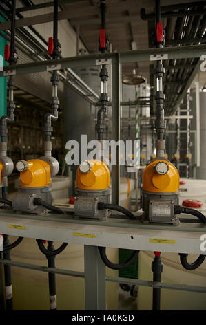 Die Arbeitnehmer Tragen von Schutzkleidung bei der Arbeit in einer Fabrik, die Suppen im industriellen Maßstab produziert Stockfoto