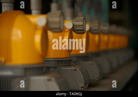 Die Arbeitnehmer Tragen von Schutzkleidung bei der Arbeit in einer Fabrik, die Suppen im industriellen Maßstab produziert Stockfoto