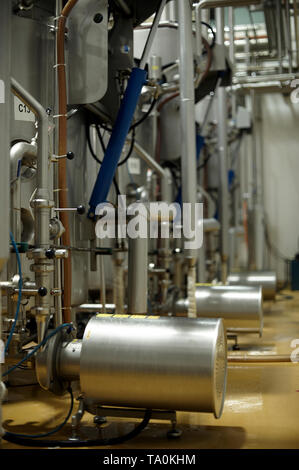 Die Arbeitnehmer Tragen von Schutzkleidung bei der Arbeit in einer Fabrik, die Suppen im industriellen Maßstab produziert Stockfoto