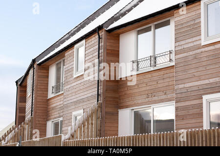 Gruppe von Holz verkleideten modernen Apartments oder Wohnungen. Stockfoto