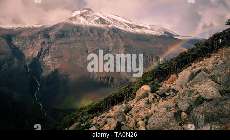 Hintere Ansicht von der Basis der Torres del Paine mit einem Regenbogen im chilenischen Patagonien Stockfoto