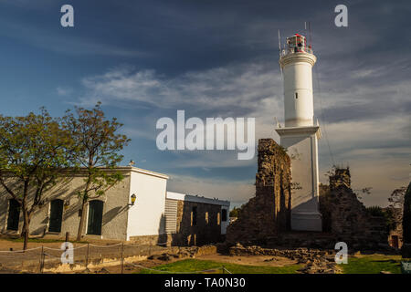 Leuchtturm von Colonia del Sacramento in Uruguay, mit Ruine an Ihrer Seite Stockfoto