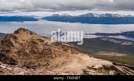 Blick vom Guanako Hügel der Beagle-kanal und Lapataia Bucht, Patagonien Argentinien. Tierra del Fuego Insel Stockfoto