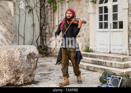 Montenegro, 2. Mai 2019: Geiger Abdul Medina in der Altstadt von Budva Stockfoto