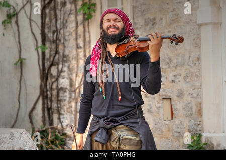 Montenegro, 2. Mai 2019: Geiger Abdul Medina in der Altstadt von Budva Stockfoto