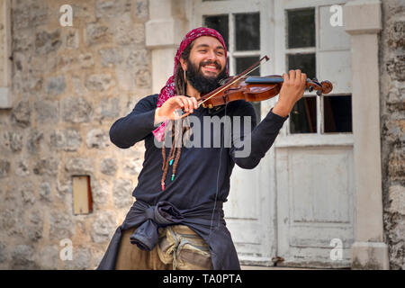 Montenegro, 2. Mai 2019: Geiger Abdul Medina in der Altstadt von Budva Stockfoto