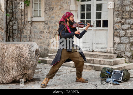 Montenegro, 2. Mai 2019: Geiger Abdul Medina in der Altstadt von Budva Stockfoto