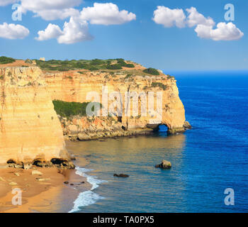 Sommer Atlantic an der felsigen Küste mit Sandstrand Praia da afurada, Lagoa, Algarve, Portugal Stockfoto