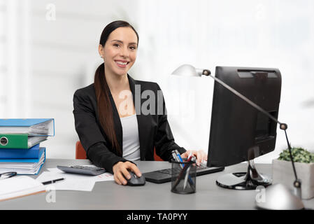 Business woman berechnet Steuer. Gerne Buchhalter arbeiten im Büro Stockfoto