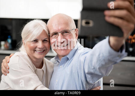 Fröhliche älteres paar nehmen Selfie zu Hause Stockfoto