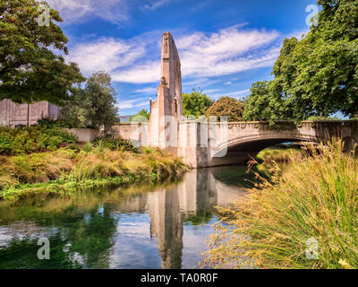 Die Brücke der Erinnerung und der Cashel Street Bridge im Zentrum von Christchurch, Neuseeland, in den Fluss Avon wider. Stockfoto