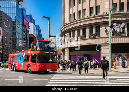 3. April 2019: Tokyo, Japan - Himmel Bus Tokio, einem roten, oben offenen Doppel Decker Tour Bus, Sightseeing in der Ginza districtm stoppte an einer Kreuzung.