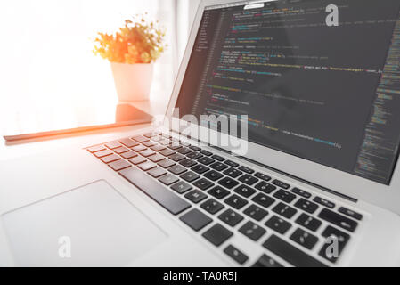 Programmierung Code auf dem Laptop Bildschirm. Code Sprache, Web site Entwickler am Arbeitsplatz im Büro. Stockfoto