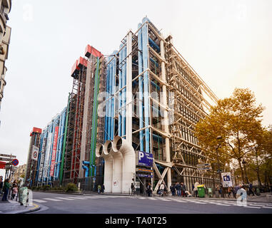 PARIS, Frankreich, 24. Oktober 2017: Centre Georges Pompidou 1977 wurde im Stil von High-tech-Architektur. Es beherbergt eine Bibliothek, die National Art Moderne Stockfoto