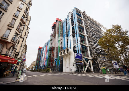 PARIS, Frankreich, 24. Oktober 2017: Centre Georges Pompidou 1977 wurde im Stil von High-tech-Architektur. Es beherbergt eine Bibliothek, die National Art Moderne Stockfoto