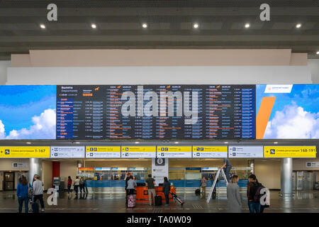 Moskau, Russland - März 2019: Passagiere und Architektur in Moskau Sheremetyevo Flughafen Abflug terminal in Russland. Stockfoto