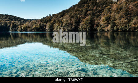 Die schöne Landschaft und das türkisfarbene Wasser der Seen von Plitvice Nationalpark in Kroatien Stockfoto