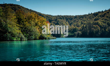 Die schöne Landschaft und das türkisfarbene Wasser der Seen von Plitvice Nationalpark in Kroatien Stockfoto